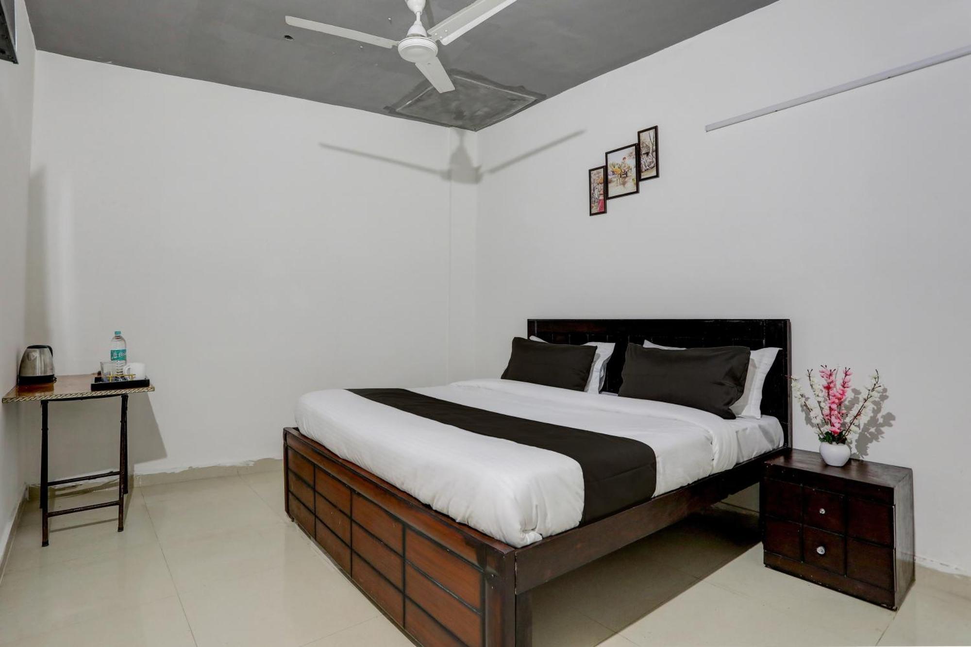 Hotel O The Royal Villa New Delhi Bagian luar foto