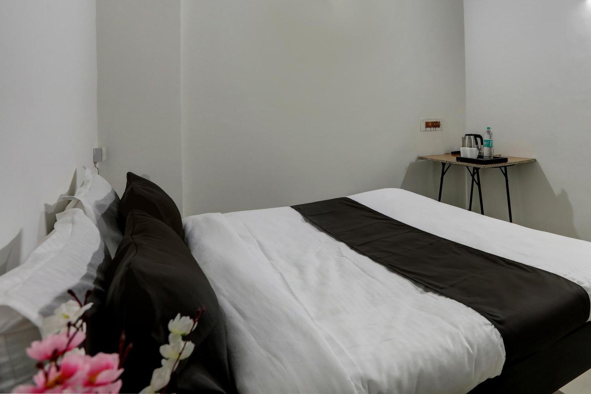 Hotel O The Royal Villa New Delhi Bagian luar foto