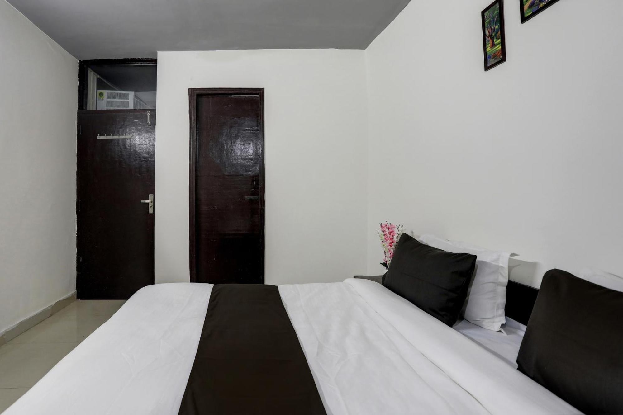 Hotel O The Royal Villa New Delhi Bagian luar foto